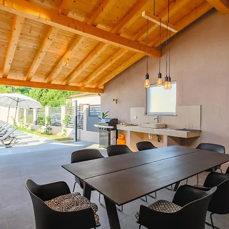 Jolanda Villa *